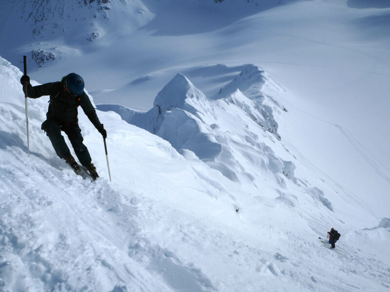 Alpes de Lyngen Norvège ski dans les fjords depuis un voilier