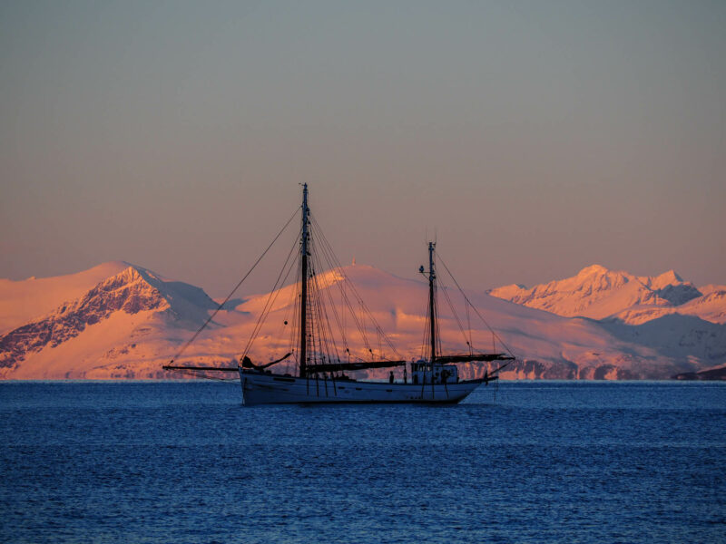 Alpes de Lyngen, Norvège, ski dans les fjords depuis un voilier